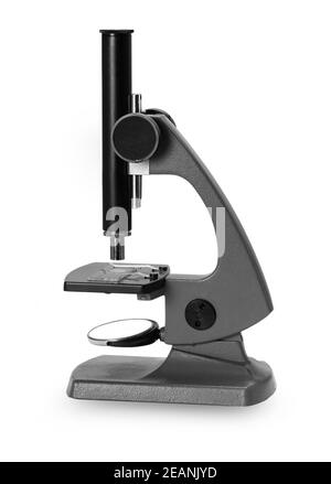 vecchio microscopio su sfondo bianco Foto Stock