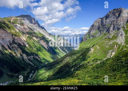 Paesaggio di montagna e pascoli nelle alpi francesi Foto Stock