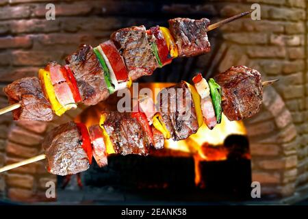 Shish kebab - grigliate di carne e verdure Foto Stock