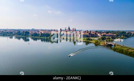 Aereo della città di Mantova, Patrimonio dell'Umanità dell'UNESCO, Lombardia, Italia, Europa Foto Stock