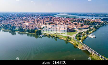 Aereo della città di Mantova, Patrimonio dell'Umanità dell'UNESCO, Lombardia, Italia, Europa Foto Stock