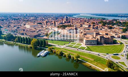 Aereo della città di Mantova, Patrimonio dell'Umanità dell'UNESCO, Lombardia, Italia, Europa Foto Stock