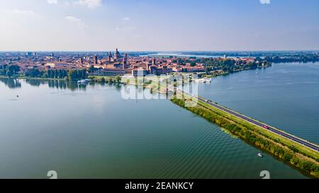 Aereo della città di Mantova, Patrimonio dell'Umanità dell'UNESCO, Lombardia, Italia, Europa Foto Stock