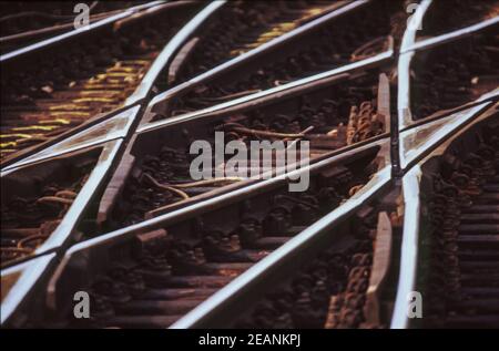 Closeup di traversata dei binari alla stazione di Brighton. Foto Stock