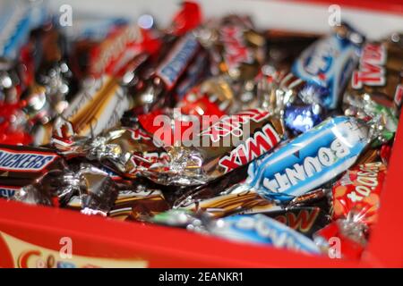 Un mix di cioccolatini per celebrazioni venduti nel Regno Unito in una confezione regalo per celebrazioni. Maltesers teasers, bounty, snickers, galassia, twix, Mars bar e modo lattiginoso Foto Stock
