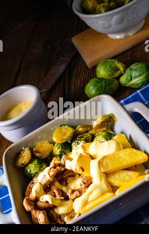 Ragù di Zurigo gratinato con germogli di Bruxelles, patate e salsa Bearnaise Foto Stock