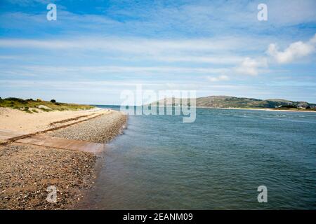 La Grande Orme si è vista sul fiume Conwy dal Beacon vicino a Conwy Quay Marina Conwy Snowdonia North Wales Foto Stock
