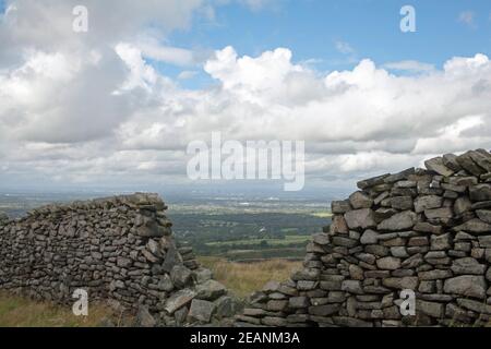 Tempesta estiva passando attraverso Manchester visto da vicino Bowstonegate Lyme Handley Lyme Park Disley Cheshire Inghilterra Foto Stock