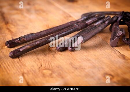 L'immagine ravvicinata delle chiavi vintage su un vecchio superficie in legno Foto Stock