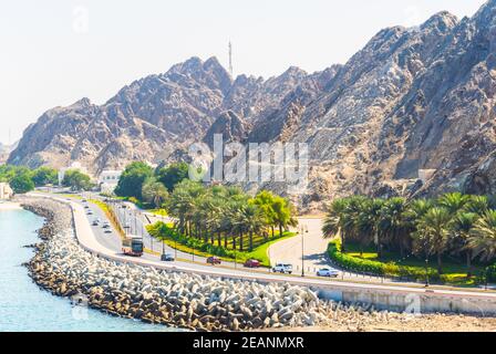 Vista sulla strada costiera di Mascate, Oman. Foto Stock