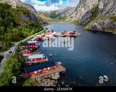 Aereo del villaggio di Nusfjord, Lofoten, Nordland, Norvegia, Scandinavia, Europa Foto Stock