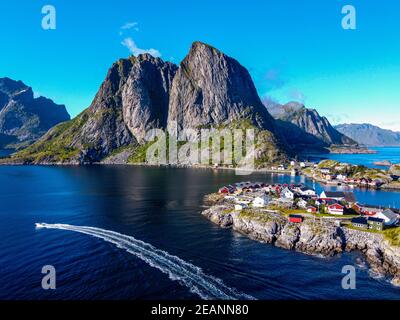 Aereo di Reine e Reinefjord, Lofoten, Nordland, Norvegia, Scandinavia, Europa Foto Stock