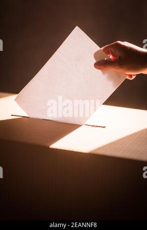 Immagine concettuale di una persona che voterà durante le elezioni Foto Stock