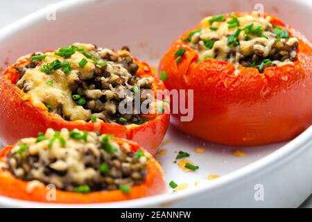 pomodori al forno ripieni di lenticchie Foto Stock