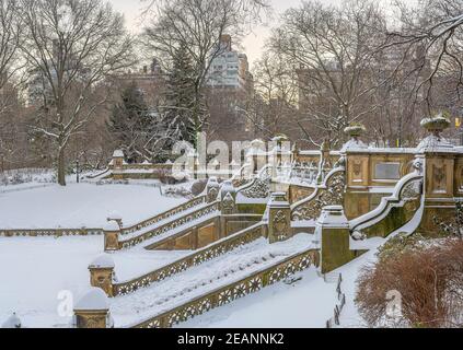 Bethesda Terrace e Fontana sono due elementi architettonici che si affaccia sul lago in New York City Central Park. Foto Stock