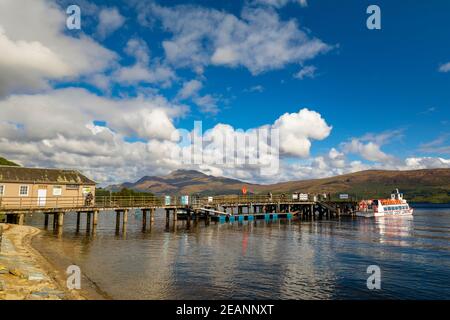 Tour barca e molo, Luss, Loch Lomond, Argyll e Bute, Scozia, Regno Unito, Europa Foto Stock