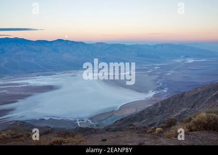 Vista al chiaro di luna sul Bacino di Badwater verso la Panamint Range, Dante's View, il Death Valley National Park, la California, gli Stati Uniti d'America Foto Stock