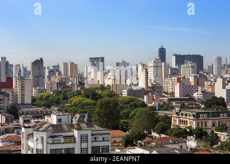 Bella vista aerea dello skyline di São Paulo, viali, case e edifici affaristi del centro sullo sfondo della soleggiata giornata estiva con cielo blu. Foto Stock