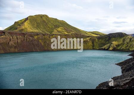 Maestoso paesaggio vulcanico coperto di muschio negli altopiani dell'Islanda Foto Stock