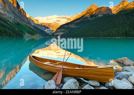 Cedar-Strip Canoe al lago Louise, Banff National Park, patrimonio dell'umanità dell'UNESCO, Alberta, Canadian Rockies, Canada, Nord America Foto Stock