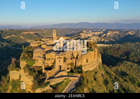 Veduta aerea del drone del borgo di Civita di Bagnoregio, conosciuta come la città morente, provincia di Viterbo, Lazio, Italia, Europa Foto Stock