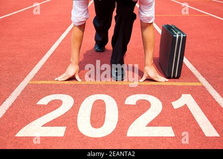 Uomo d'affari inizio a nuovo anno 2021 piani. Pronto e inizio concetto Foto Stock