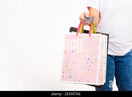 donne mano che tiene colorato shopping bag molti pacchetti e credito scheda Foto Stock