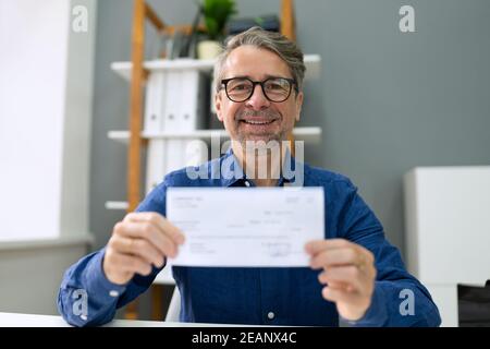 Controllo del rullo di pagamento bancario in attesa. Controllo finanziario Foto Stock