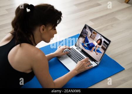 Esercizio sul programma Video Yoga Online su computer portatile Foto Stock