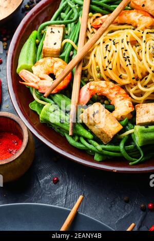 Spaghetti con gamberetti Foto Stock