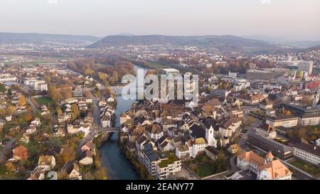 Vista sul drone della città di Brugg nord-est con il fiume Aare, quartieri residenziali e commerciali, centro storico e il ponte del casinò nel cantone Aargau i. Foto Stock