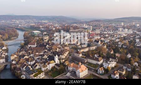 Vista sul drone della città di Brugg con il fiume Aare, i quartieri residenziali e commerciali, la storica città vecchia e il ponte del casinò nel cantone Aargau in Svizzeraà Foto Stock