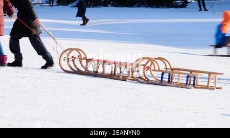 Berlino, Germania. 10 Feb 2021. Gli adulti tirano le slitte nel bel tempo invernale a Volkspark am Weinberg. Credit: Annette Riedl/dpa/Alamy Live News Foto Stock