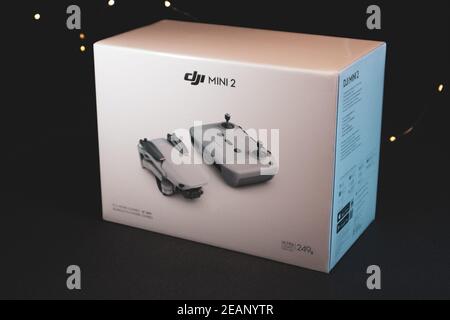 Kiev, Ucraina - 02 febbraio 2021: DJI Mavic Mini 2 drone Bundle Fly More Combo bianco confezione su sfondo nero Foto Stock