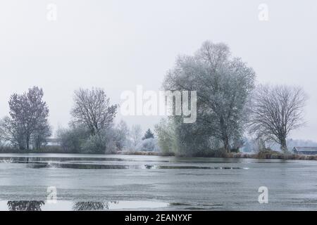 Superficie ghiacciata sullo stagno di Benediktbeuern Foto Stock