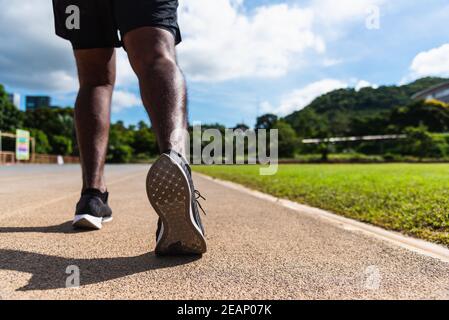sport runner uomo nero indossa i piedi attivi pronti per correre formazione Foto Stock