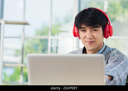 bell'uomo stile di vita sorriso rilassarsi ascolta la musica Foto Stock