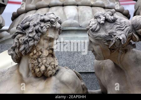 Particolare della fontana Pallas-Athene di fronte al parlamento austriaco, Vienna, Austria. Le sculture rappresentano i fiumi Danubio e locanda. Foto Stock