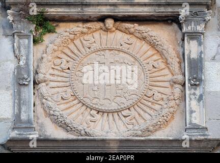 IHS segno sulla facciata della chiesa a Dubrovnik, Croazia Foto Stock