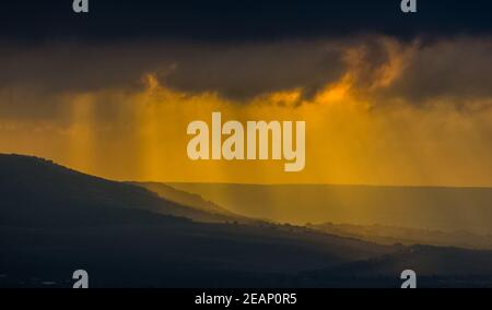 Tramonto in montagna di Crimea, paesaggio tramonto con raggi di sole e montagne. Foto Stock