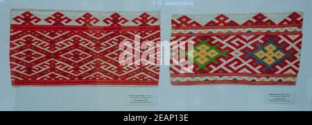 Sciarpe e asciugamani e sciarpe con ornamento popolare russo. Foto Stock
