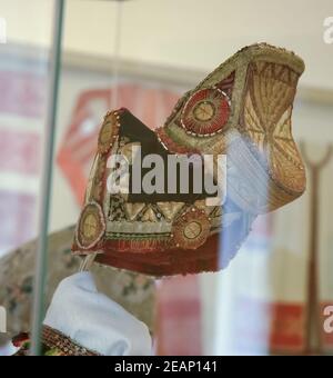 Kokoshnik, elemento del costume nazionale russo delle donne. Abbigliamento nazionale russo. Foto Stock