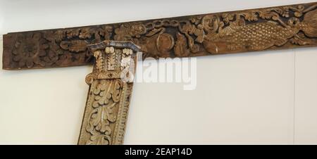 Pilaster con sculture in legno. Museo di Arte Folcloristica Foto Stock