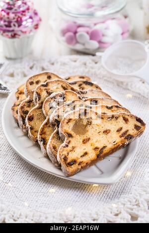 Tradizionale stollen natalizio con zucchero a velo. Torta di Natale. Pane di Natale tedesco Foto Stock