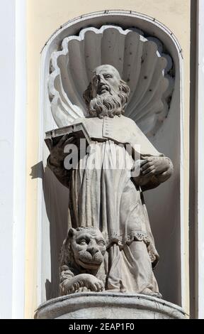 San Girolamo sul portale della parrocchia dell Immacolata Concezione della Vergine Maria in Lepoglava, Croazia Foto Stock