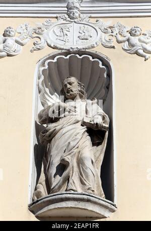 Gesù Cristo Salvatore sul portale della parrocchia dell Immacolata Concezione della Vergine Maria in Lepoglava, Croazia Foto Stock