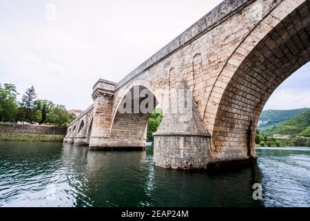 Ponte storico sul fiume Drina, famosa attrazione turistica, il ponte Mehmed Pasa Sokolovic a Visegrad, Bosnia-Erzegovina Foto Stock