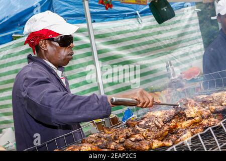 Pollo jerk allo stand di cibo giamaicano al Festival Underground in Crystal Palace, Londra sud Foto Stock