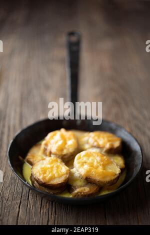 patate fritte spagnole rustiche patatas bravas con formaggio Foto Stock