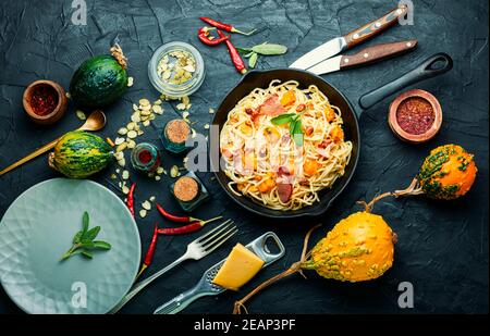 Pasta con zucca e pancetta Foto Stock